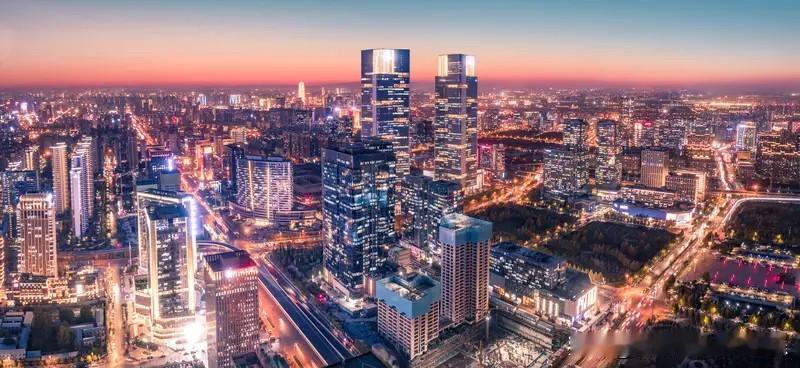 上海、深圳、广州等地的楼市松绑，本质上是用房产吸引人才和购买力。

人随产业走，