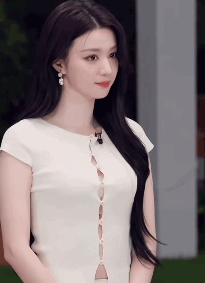王楚然确实是个大美女，

很多人说她只要做好表情控制，不要随便地翻白眼，那么她就