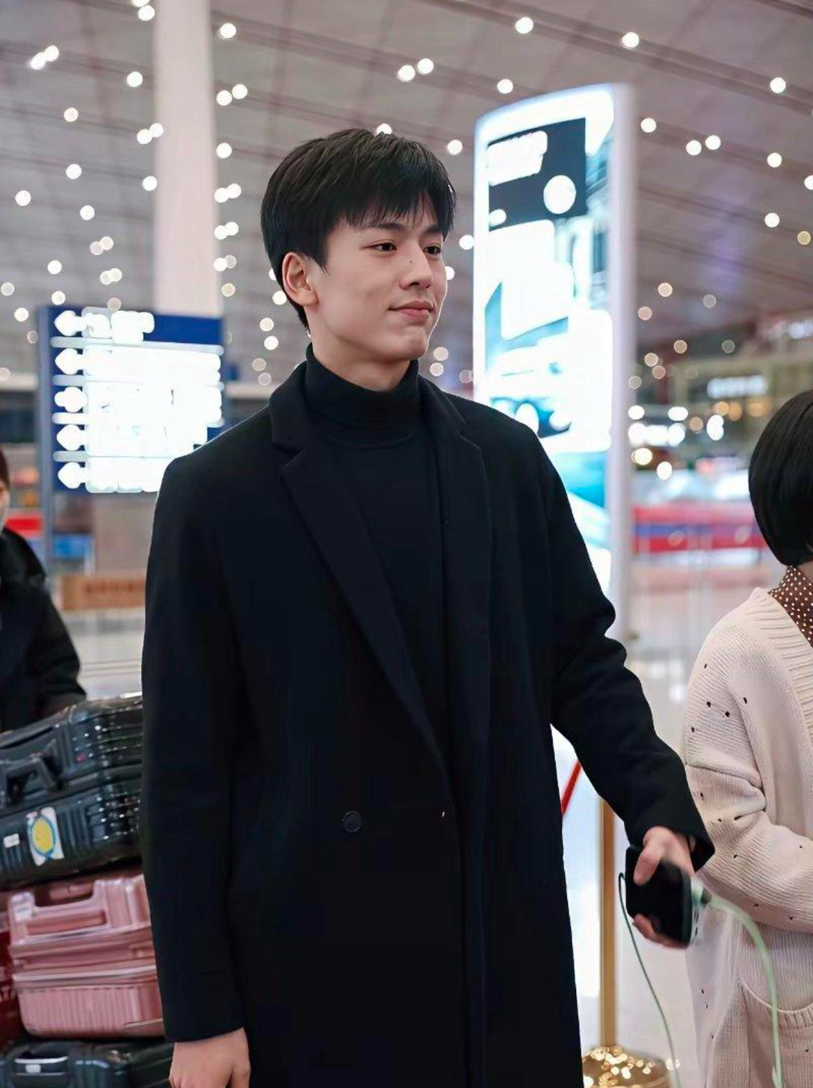 未出道前的张凌赫，人群中一眼就看见 