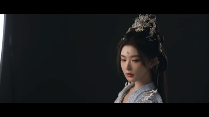 孔雪儿终于把面纱摘了  哇塞！孔雪儿在《暗河传》里终于把面纱摘了，那妆容简直美翻