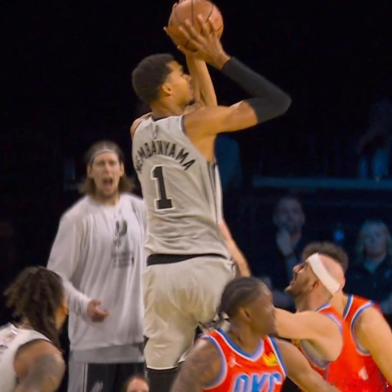 马刺终结雷霆16连胜文班怒喷卡鲁索小废物～||今日杯赛四强，文班带领马刺战胜雷霆