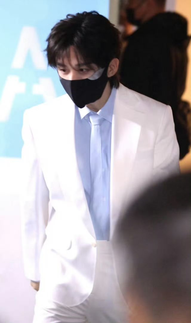 成毅蓝衬衫白西装造型成毅白西装好贵 成毅蓝衬衫白西装造型帅出新高度了，好贵气好权