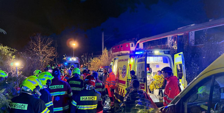 #斯洛伐克两火车相撞数十人受伤#【斯洛伐克两列火车相撞，造成数十人受伤】当地时间