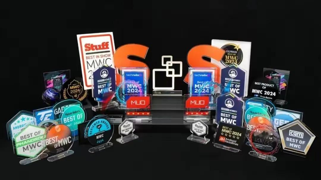 荣耀Magic V2 RSR凭借卓越折叠屏技术与平台级AI能力，在MWC 202