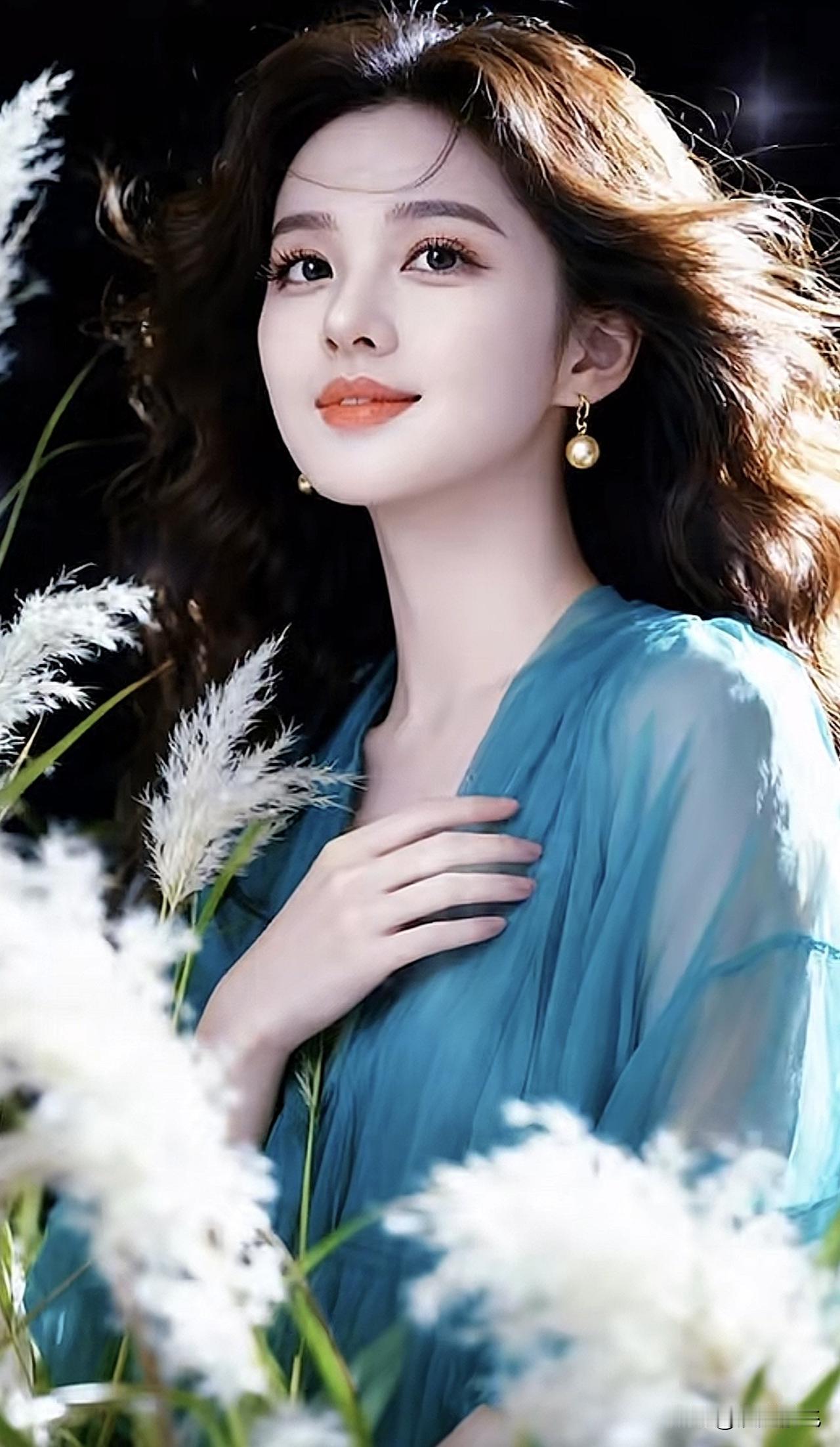 温柔蓝调，浪漫花海，唯美少女风紫色小花海 花海少女感 紫色花海少女 温柔粉色花海