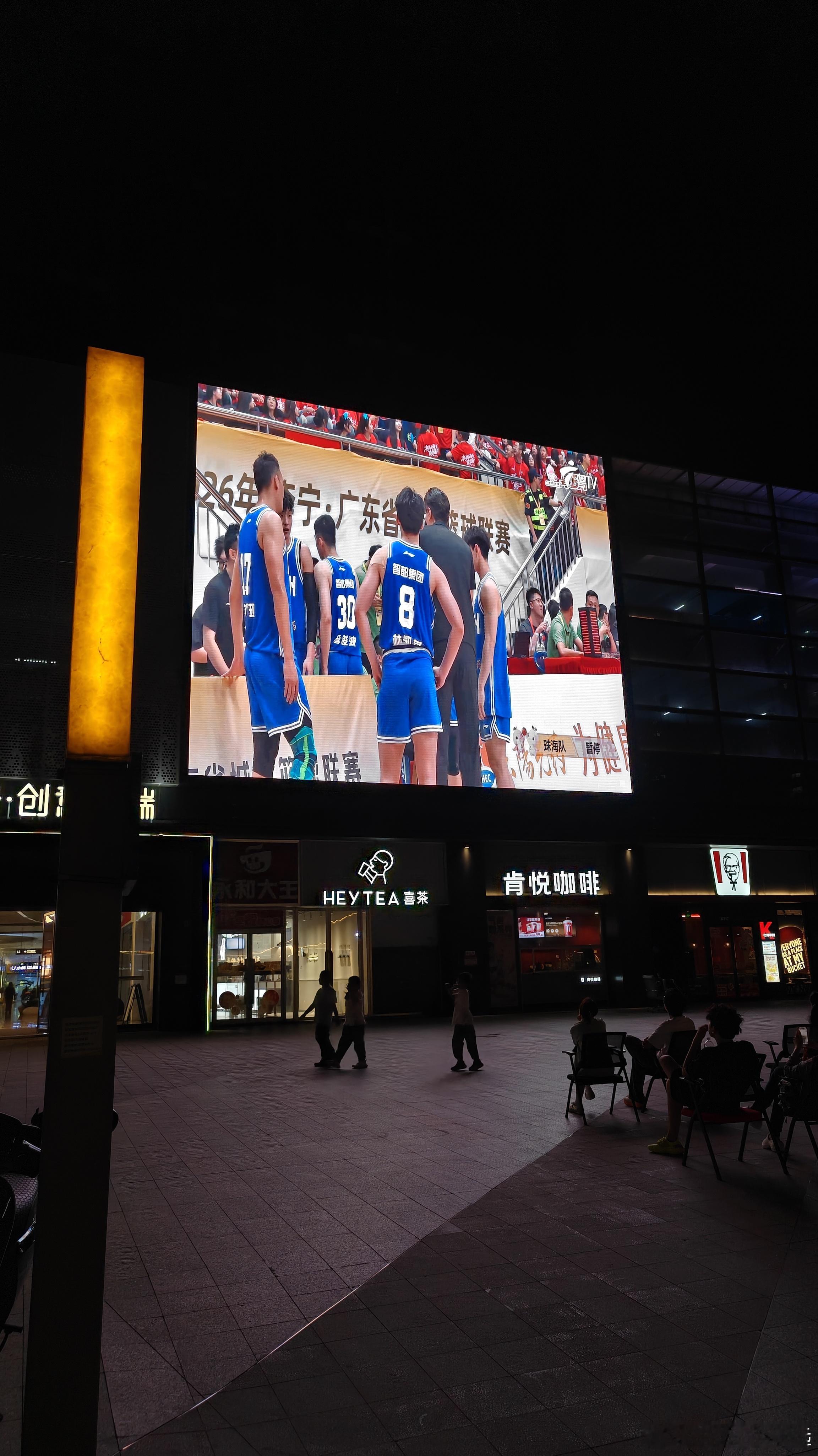 路过珠海一个小广场没想到这边的篮球氛围那么好!看了会儿还不是CBA广州队vs珠海