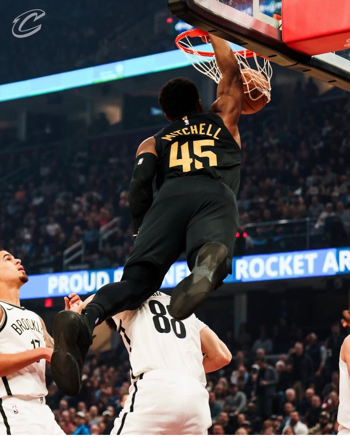 米切尔表示，他要把这隔扣裱起来挂墙上（作为珍藏） 