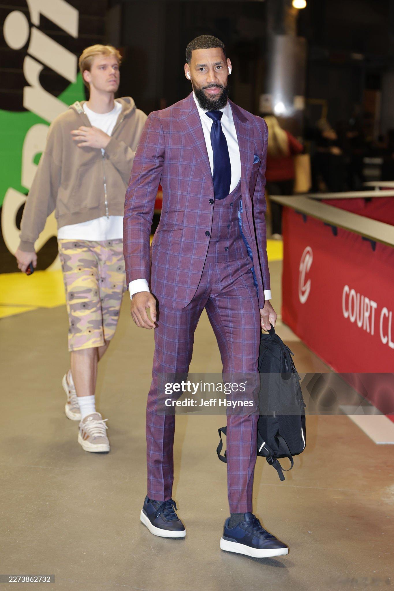MFFL 来自Marc Stein的消息。梅还在争取坦普尔加入他的教练组。湖人将