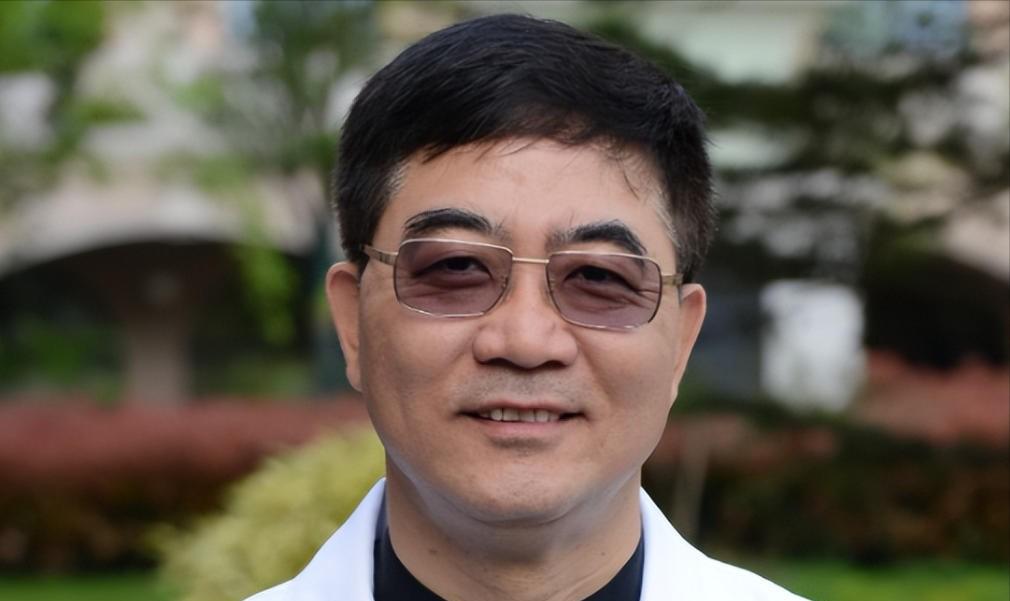 2016年，上海中山医院顶尖心内科主任葛均波，在为一位19岁的少女做心脏手术时，