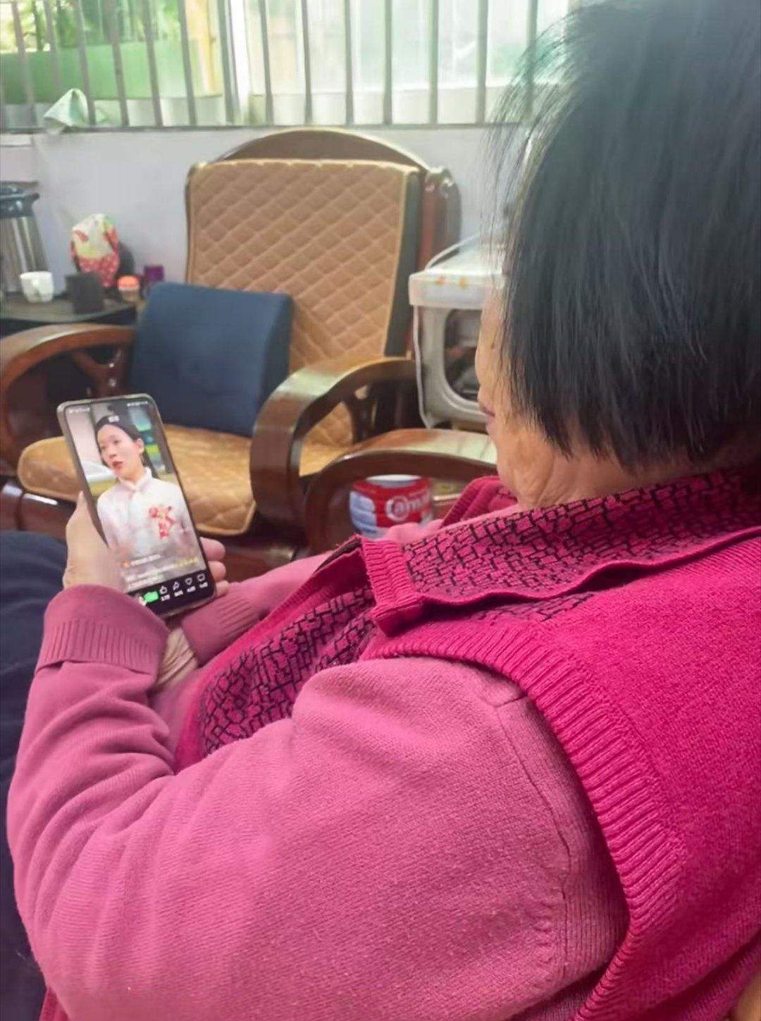 其实也蛮欣慰的，爷爷奶奶在家想他们的时候不单单是通过电话联系，能打视频！他们想我