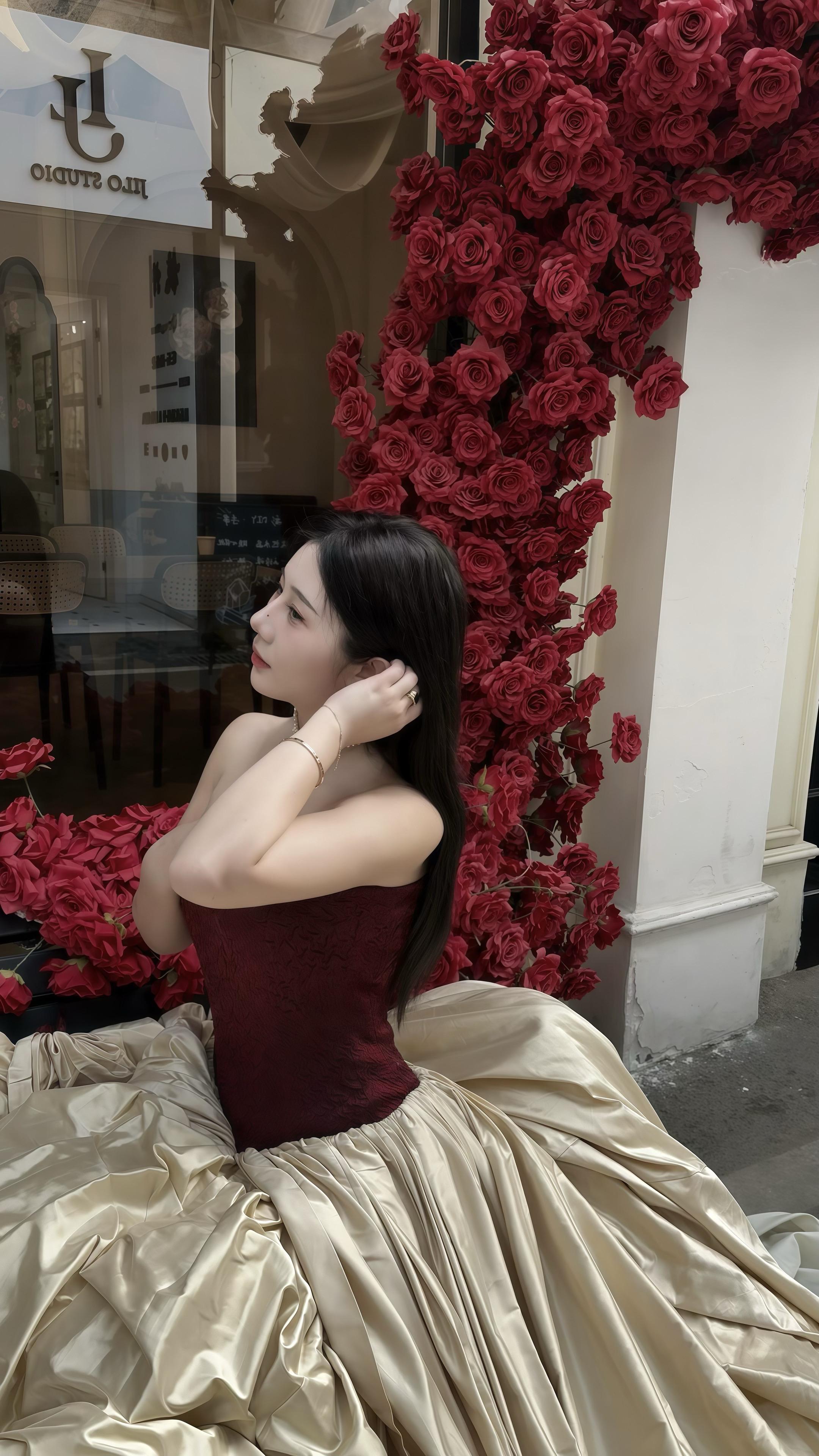 他们种小麦 我种玫瑰 我饿死 浪漫不死🥀” 婚纱法系