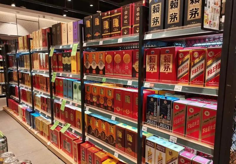 福建莆田市59岁富商晒出自己酒柜，因无1瓶茅台在朋友圈走红，行家：识货！

第1