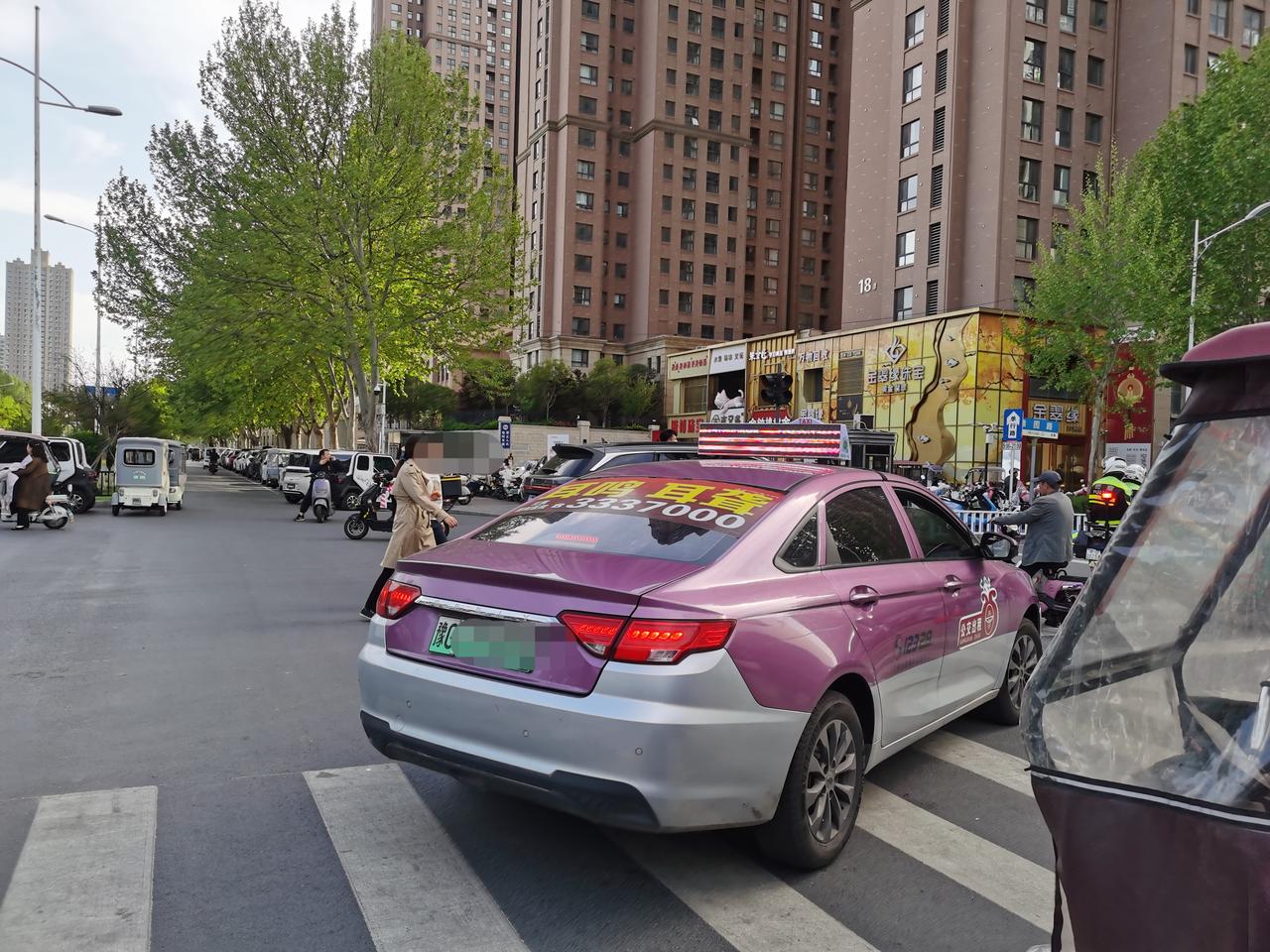 “出租车，走了！”一辆警用大摩托车上，坐在后面戴着头盔的交警，一面喊话，一面摆手