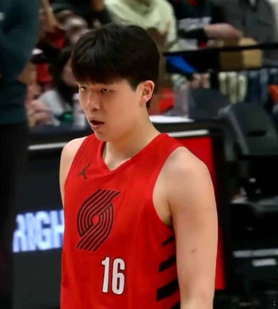 上场了，小杨首节上场2分29秒，投篮1中1，罚球2中2，得到4分2篮板1助攻1抢