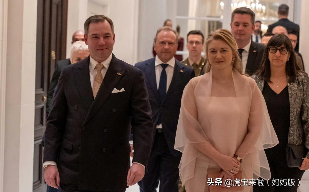 大公夫妇到访西班牙第一天！斯蒂芬妮的薄纱质地的上衣非常飘逸温柔，搭配了Natan