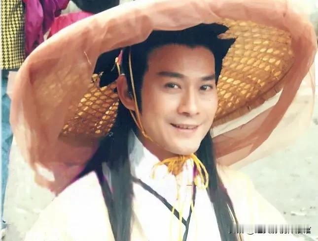 当年看过《香帅传奇》的人都快四十了吧
这个楚留香是我在荧幕上喜欢的第一个古装男神