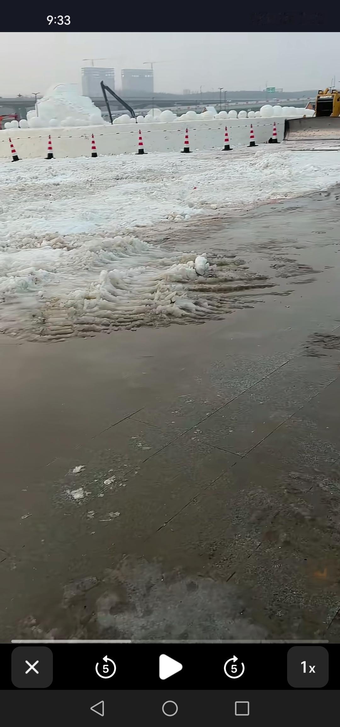 12月19号的一场雨，让长春肆季南河景区冰雪乐园损失惨重，而它12月27号就要开