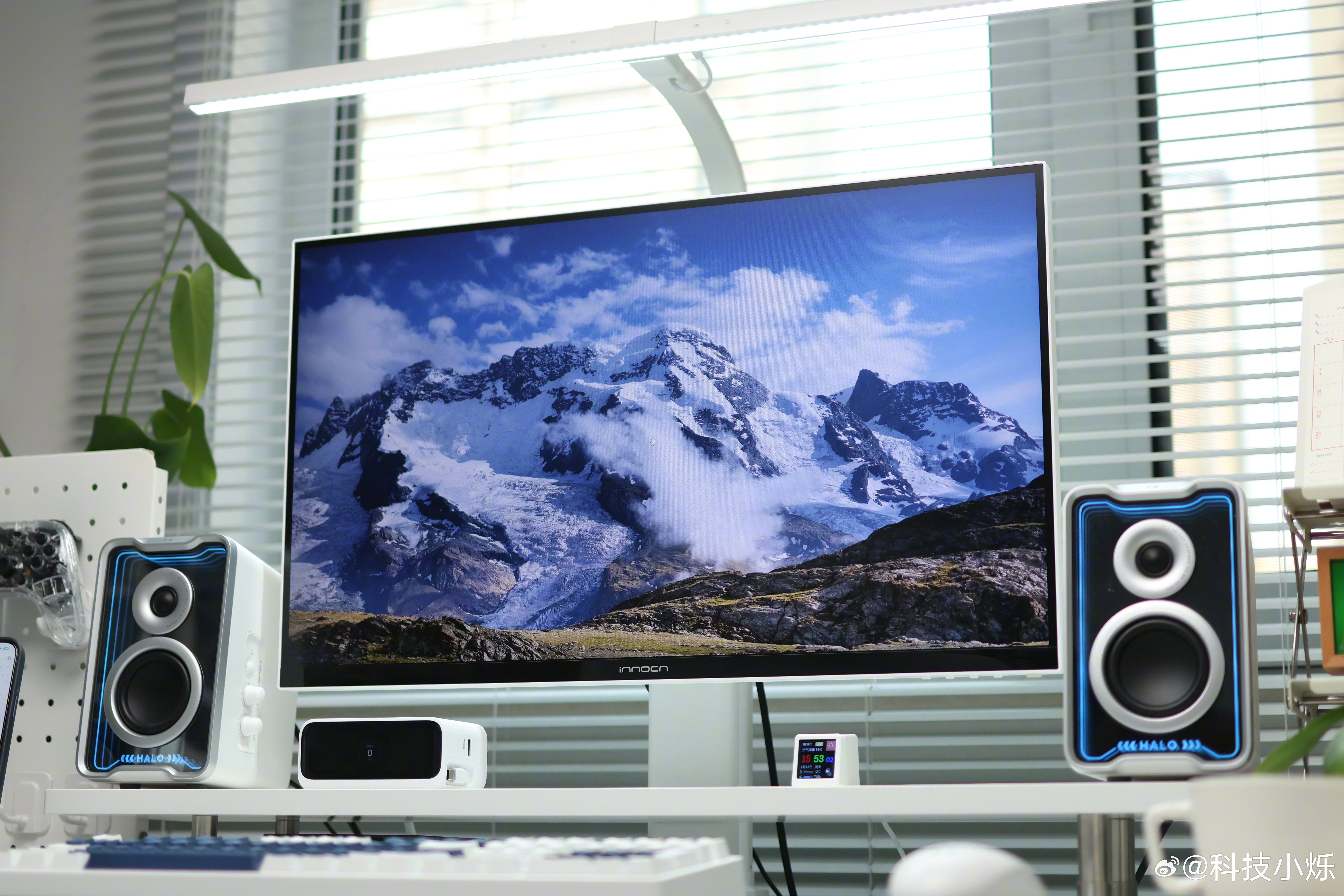 还是白色的显示器，看着更舒服，尤其是搭配白色的桌面，一体感更好一些，以后就用它做