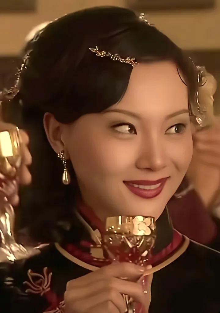 48岁陈数冻龄封神 眼周无纹像28岁 她是如何做到的？
 “这哪像48岁？笑起来