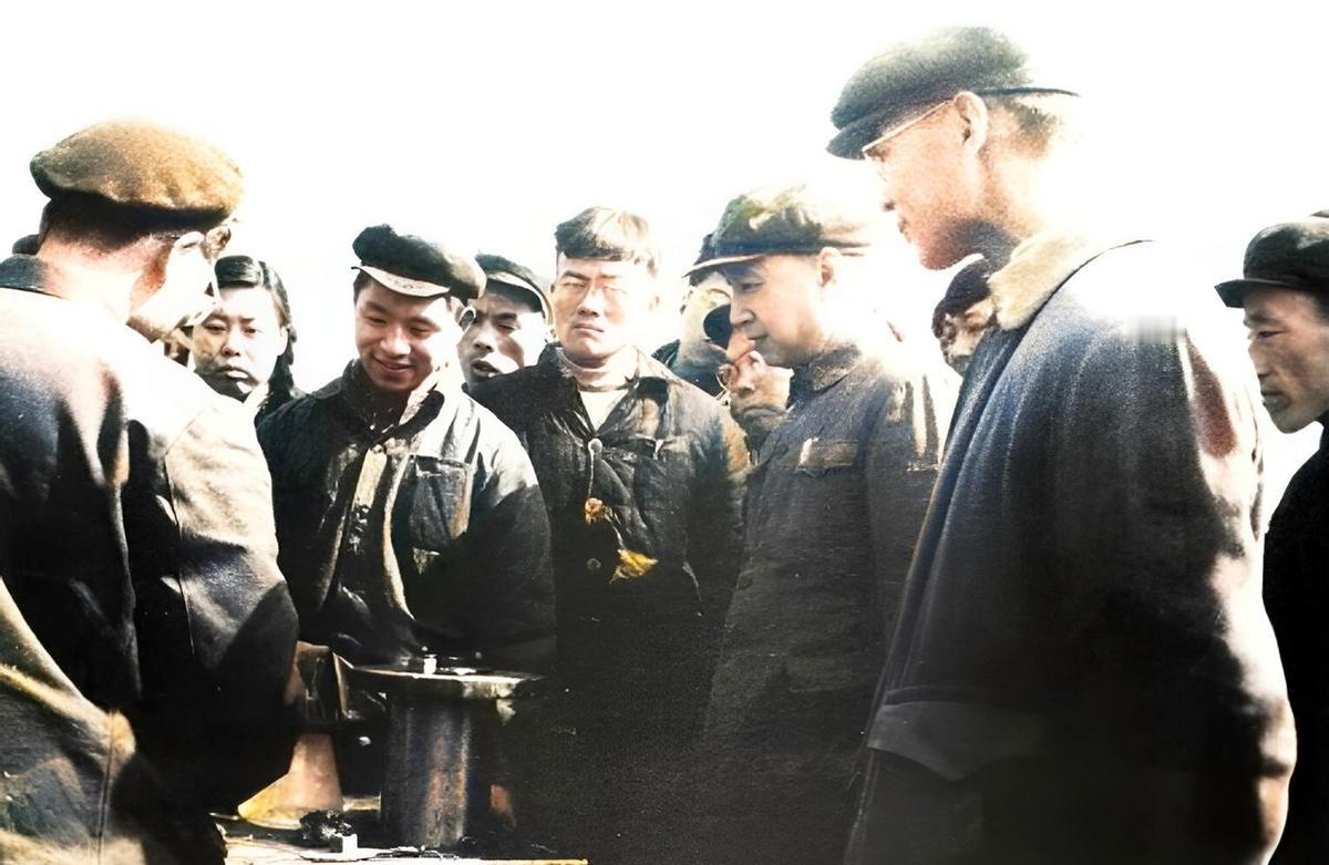 俩人站一块儿，没喊师兄弟，但眼里有光。
钱学森脑子活，郭永怀手底下硬。
一个想得