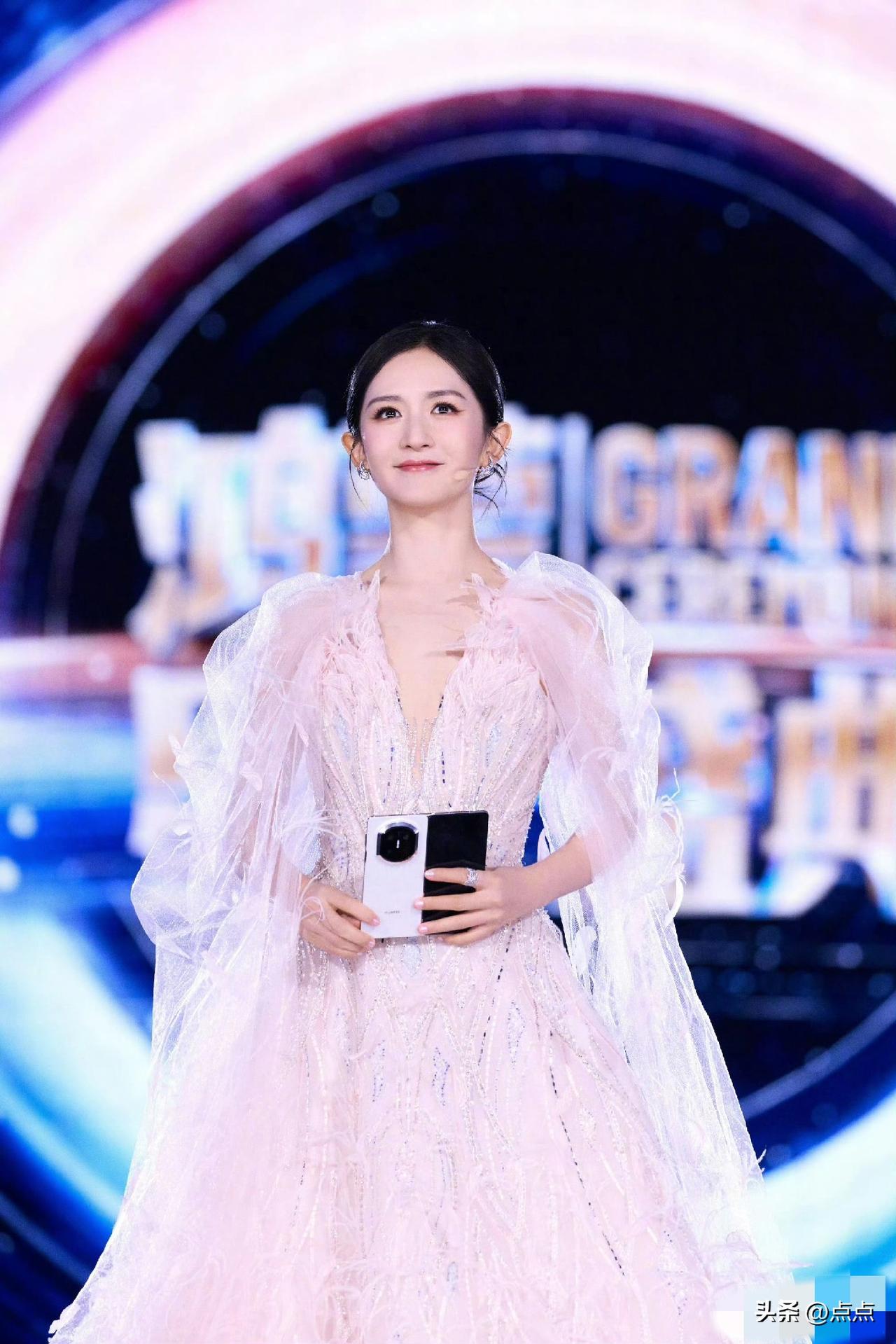 谢娜直播官宣2027要开个人演唱会啦😭经典的《菠萝菠萝蜜》《娜写年华》都会唱，