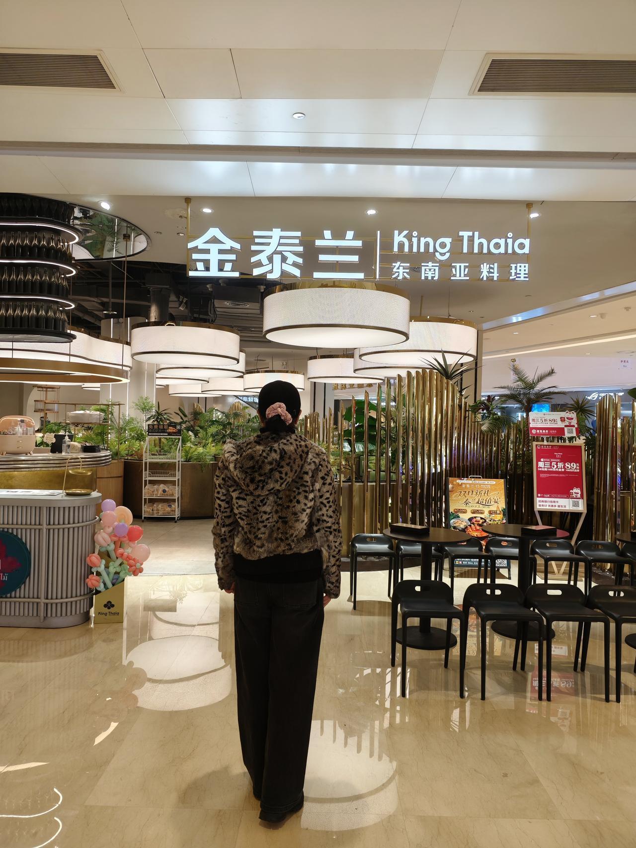 东南亚菜凭借其浓郁的异国风情、鲜香酸辣的味觉体验以及天然健康的食材组合，在寒冷的