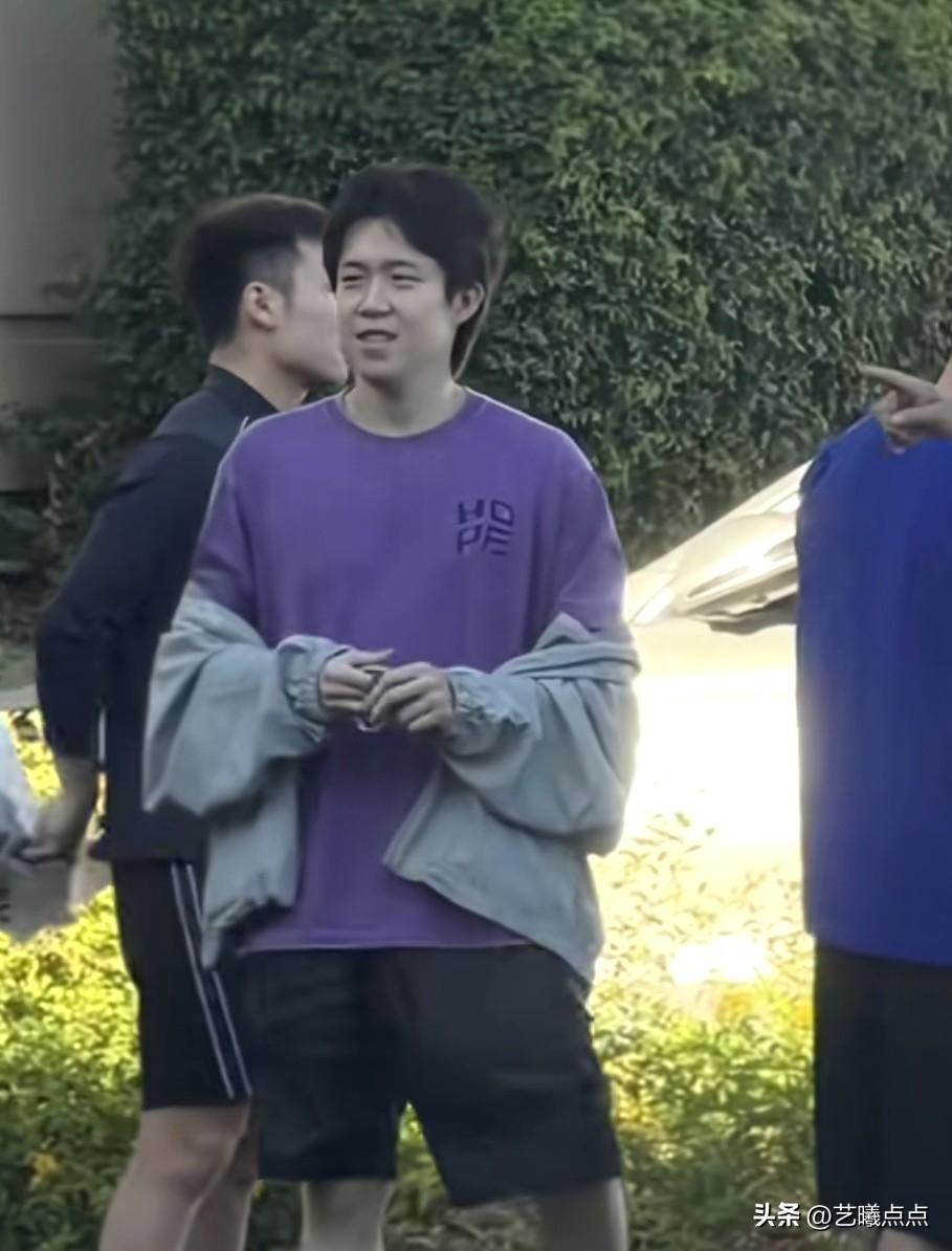 王队这状态，真像刚下课的学生哥，轻松又自在。
赛场上，他是眼神锐利、球风凌厉的王