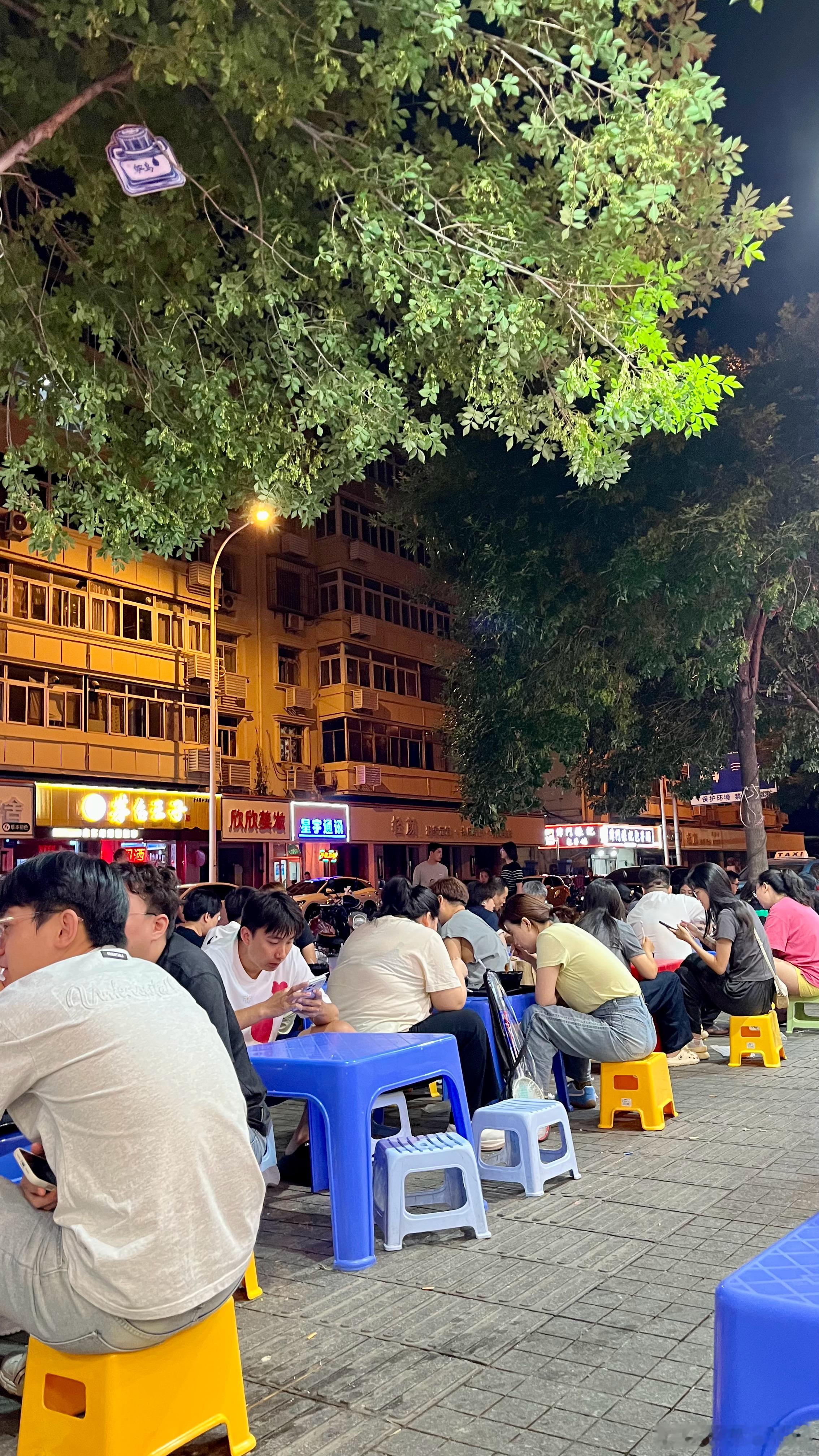 天津夏天的必备节目：天津老刨冰好吃的刨冰店门口的塑料桌凳坐满人美食