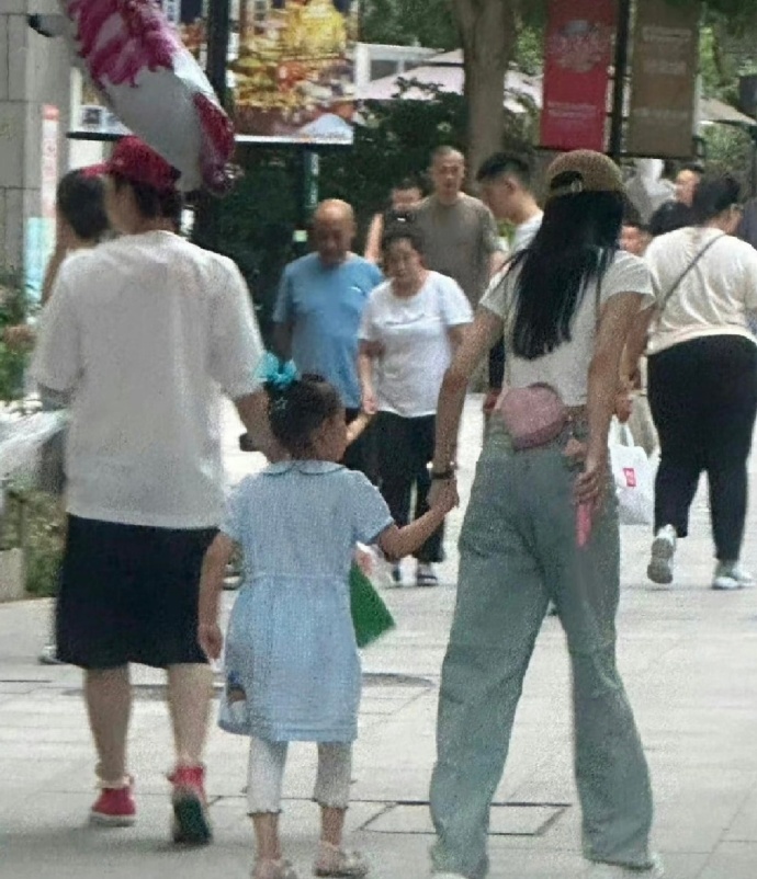 孙怡女儿都这么大了 孙怡女儿都这么大了，小孩真的一天一个样 ​​​