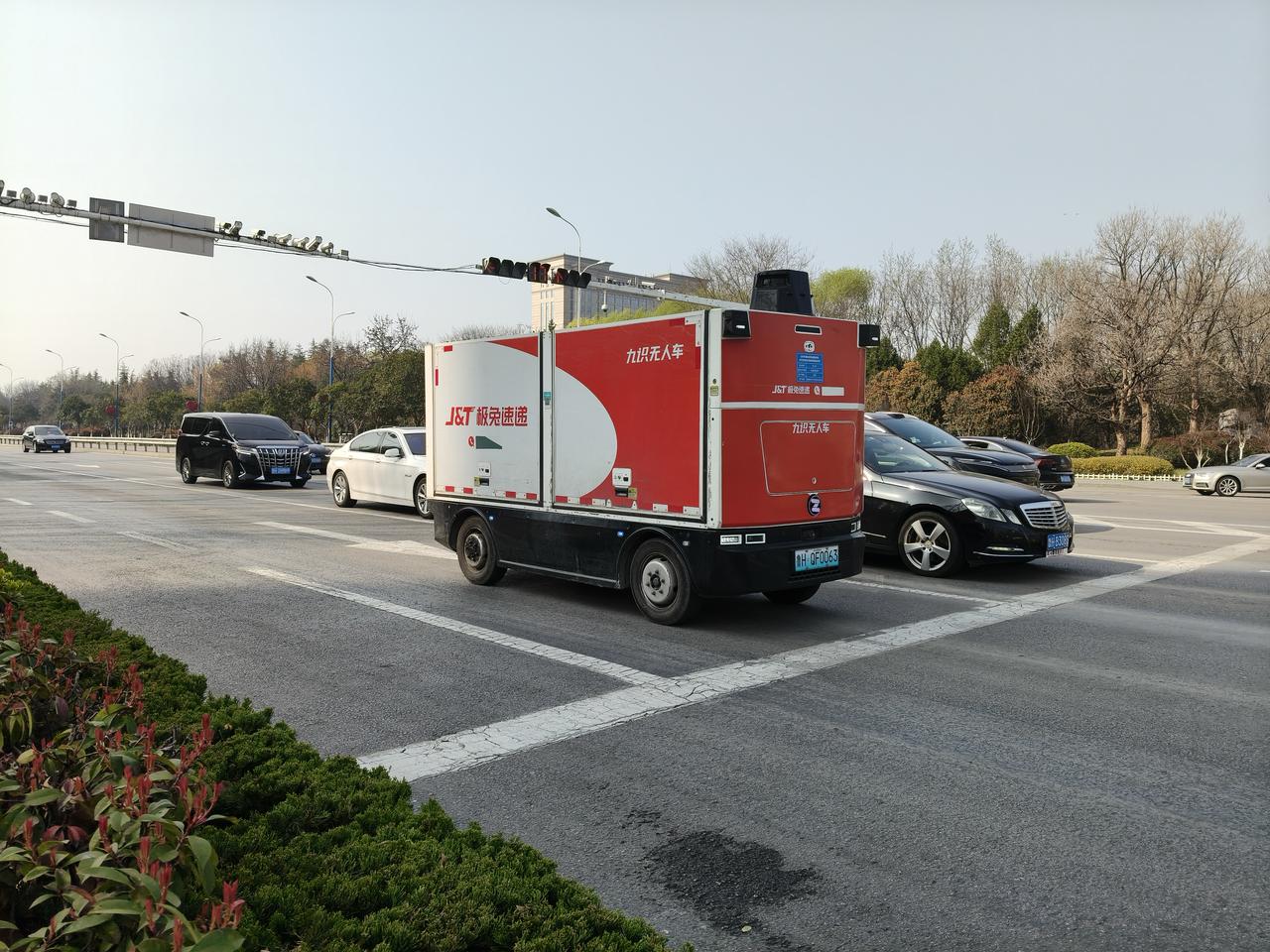 无人驾驶送货车居然在大兖洲街道行驶。
  在兖州路上行走。看到等红灯处，在红灯处
