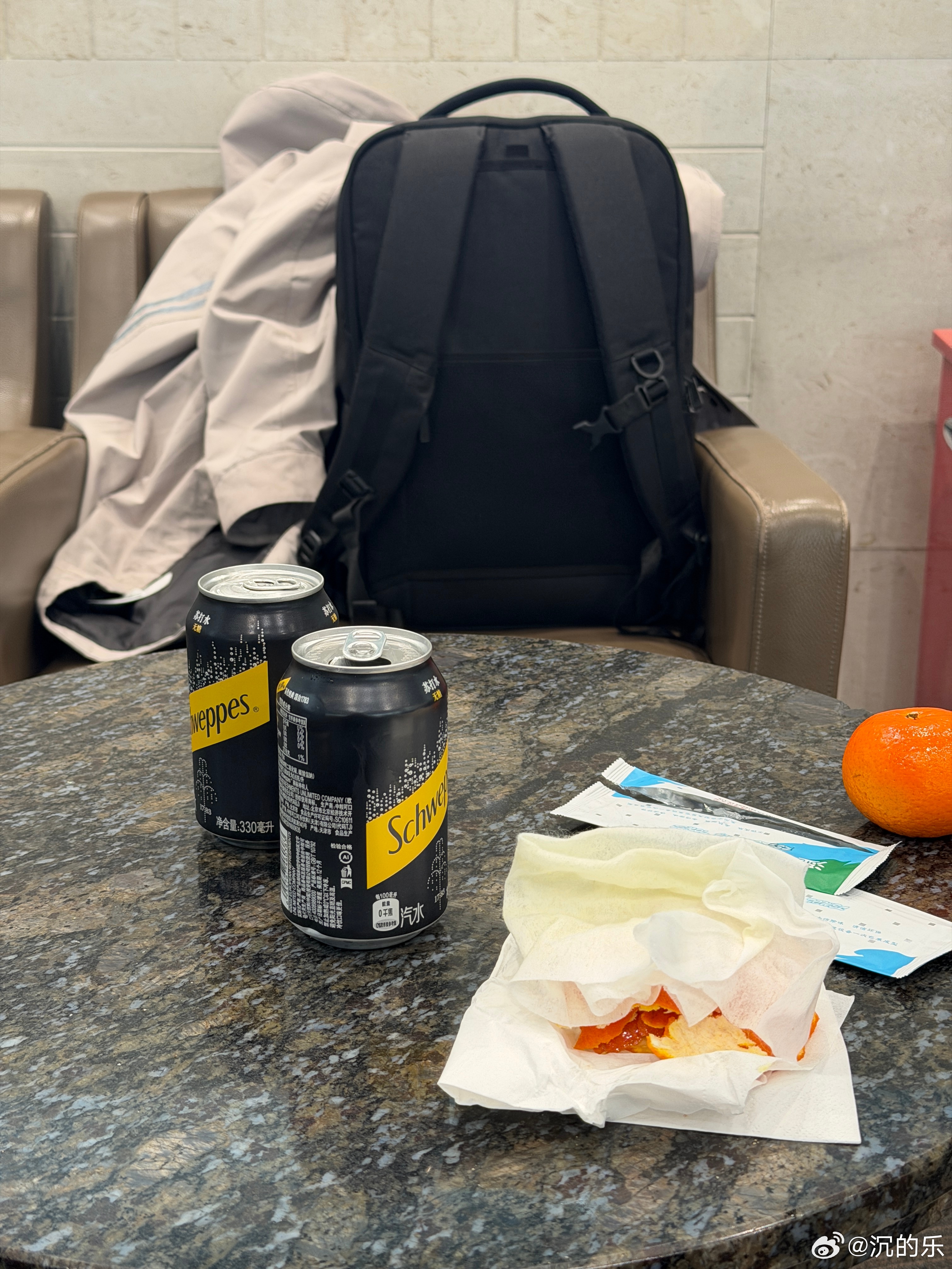 今儿一路都特顺嘿，路上车也少，收费站一点没排队，安检我前面一个人没有，休息室里座