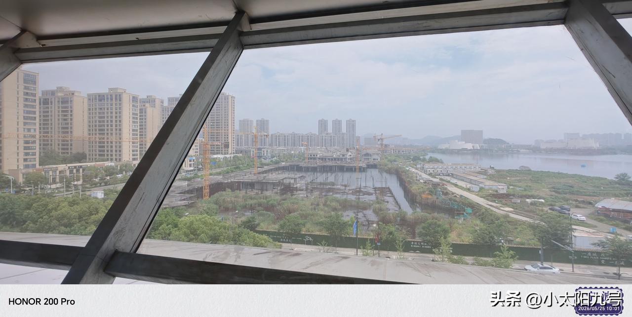 宁海县天明湖边的天悦广场烂尾楼好多年了，一直烂着