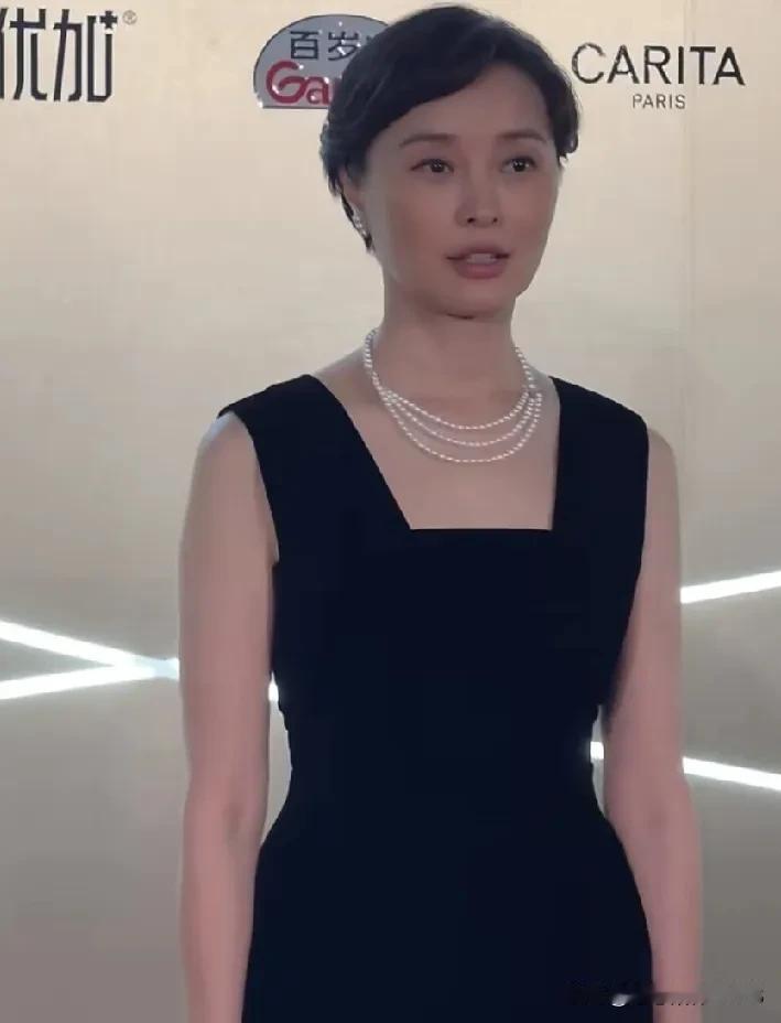 吴越老师那可是名副其实的书香门第出身。家庭环境极为优越，自幼受到熏陶，养成了那种