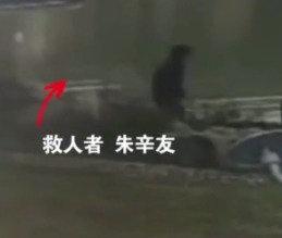 母女落水黑衣大哥飞奔救人【大哥45岁生日当天跳水救2人】近日，河南商丘，一对母女