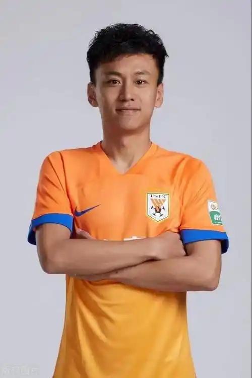 张弛终于要办退役仪式了！这位老将真是太不容易了，三次腿部骨折都没把他打倒，每次都