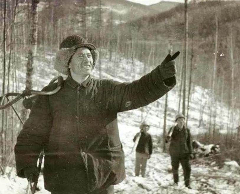 1963年，一位伐木工人在深山老林中解手时，意外发现一枚奇特的"银圆"，他将其交