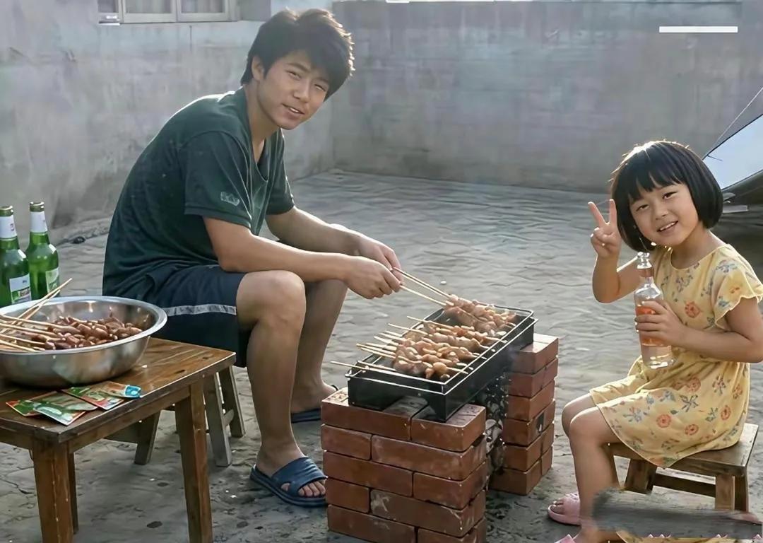 父女两人在同一个地方，相隔13年，谁的变化最大？