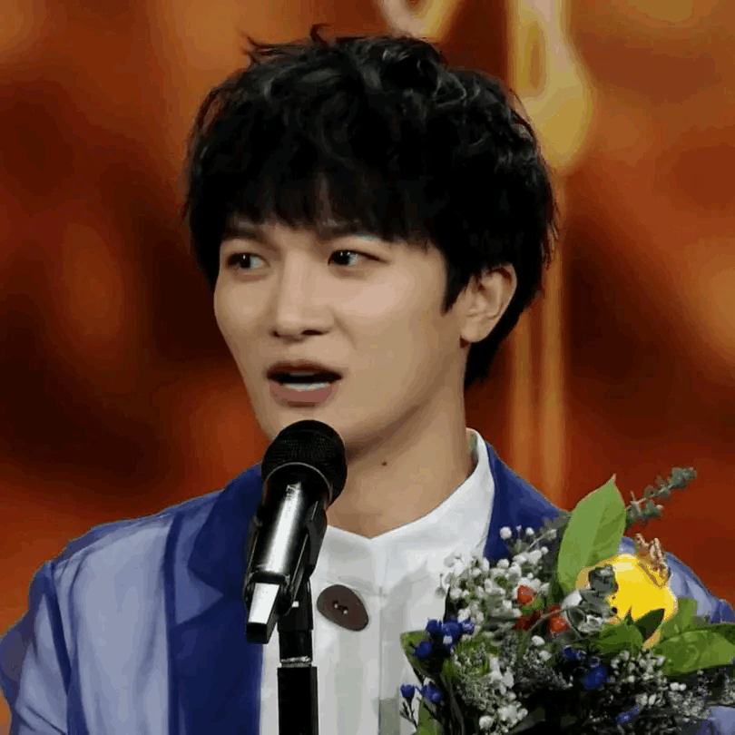 主持人问周深，你现在还会害怕没有机会？他说，当然，每个机会，都不是理所当然的。就