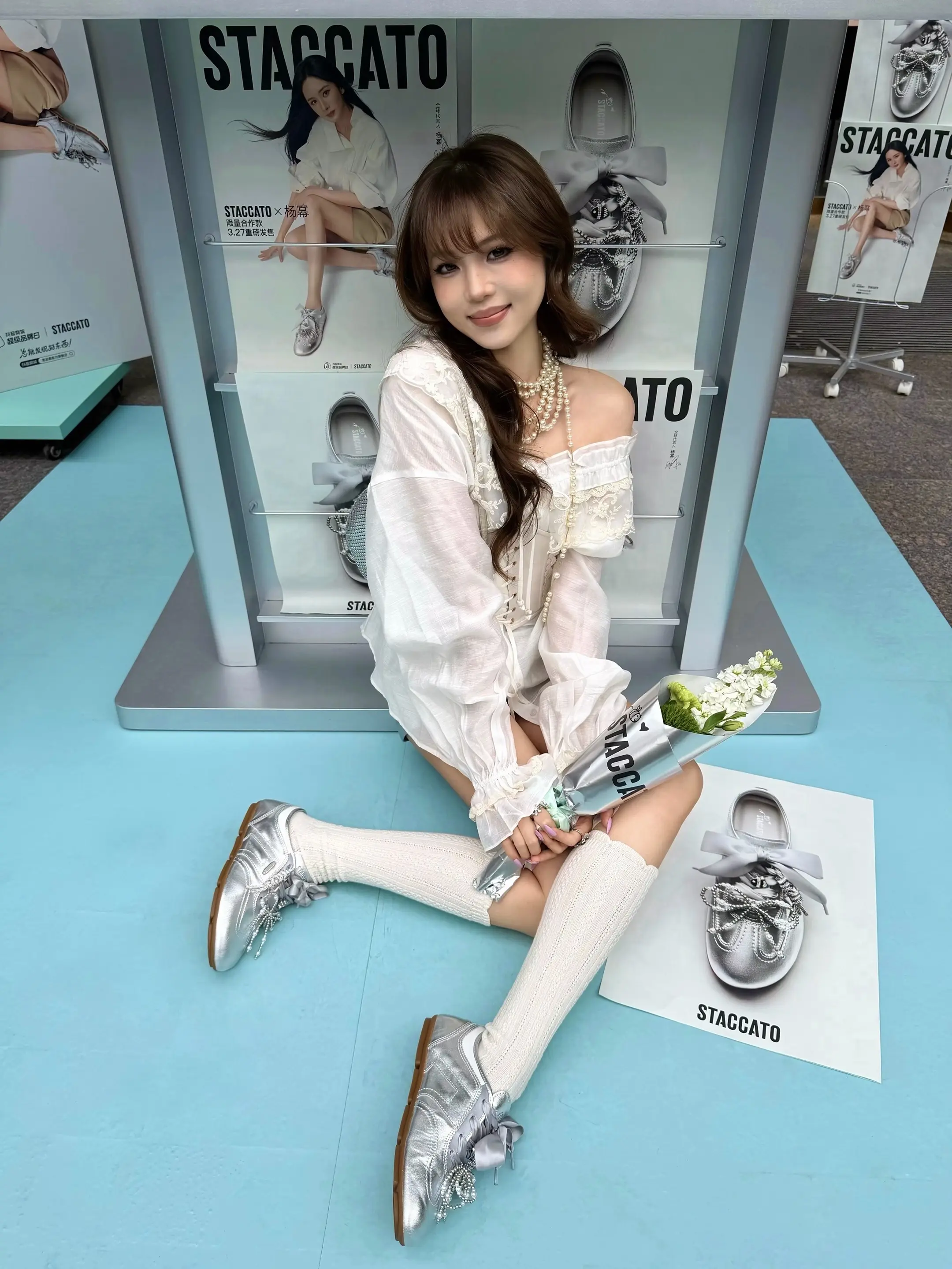 春日来一抹银色。