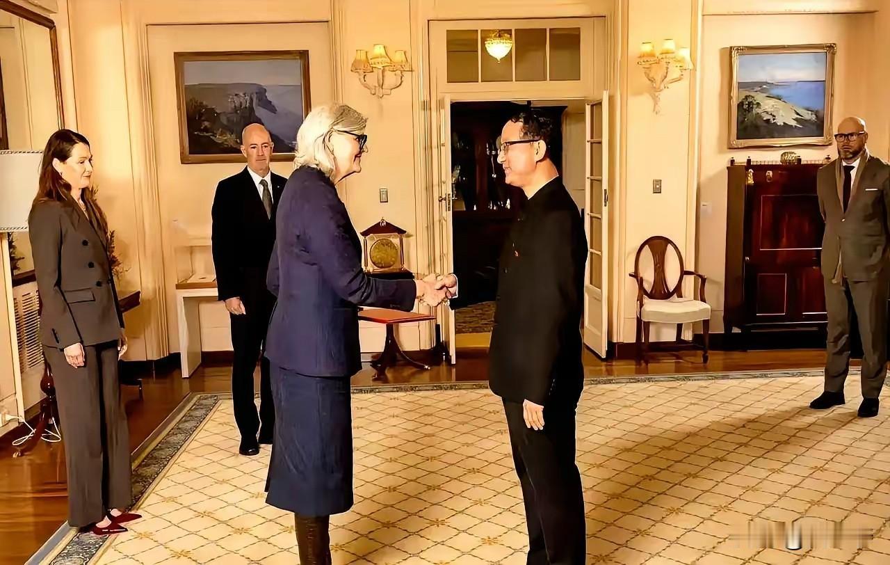 我记得上一次刘劲松是穿中山装把日本大使狠狠地怼了一次，当时所有人热血沸腾。
  