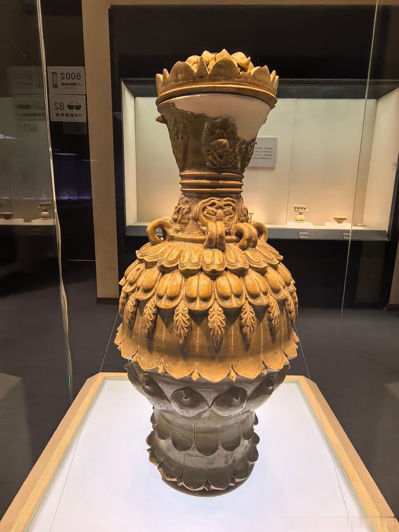 【北朝青釉仰覆莲花尊】此器为北齐青瓷重器，1948年出土于河北景县封氏墓，现藏河