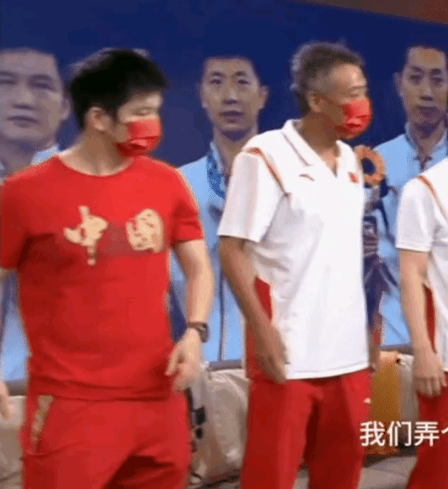 哈哈樊振东的内裤头和肚肚都露啦，我以为男生的内内一般都是黑灰色，没想到东东是花裤