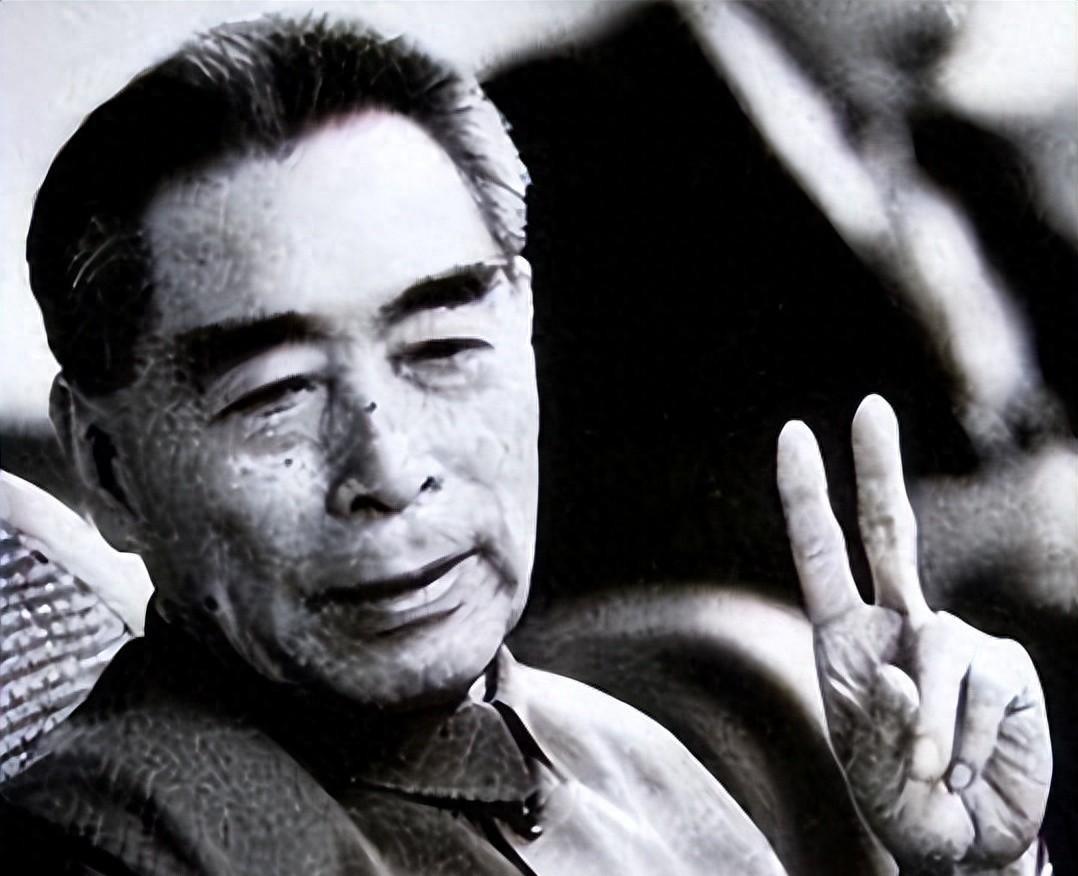 周总理火化前，乔冠华失声痛哭紧握遗体之手，哽咽称愿作为子女送他最后一程
1939
