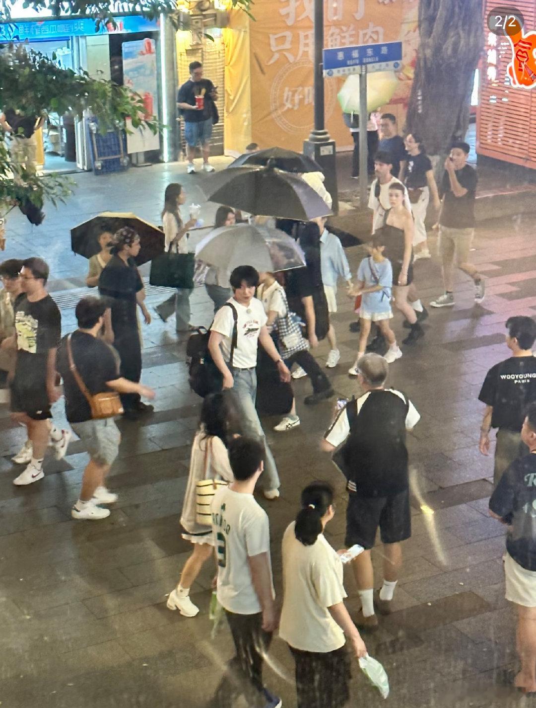广州偶遇安宰贤 广州偶遇安宰贤，竟然选在最热又下雨的时候来哈哈哈 网友广州偶遇安