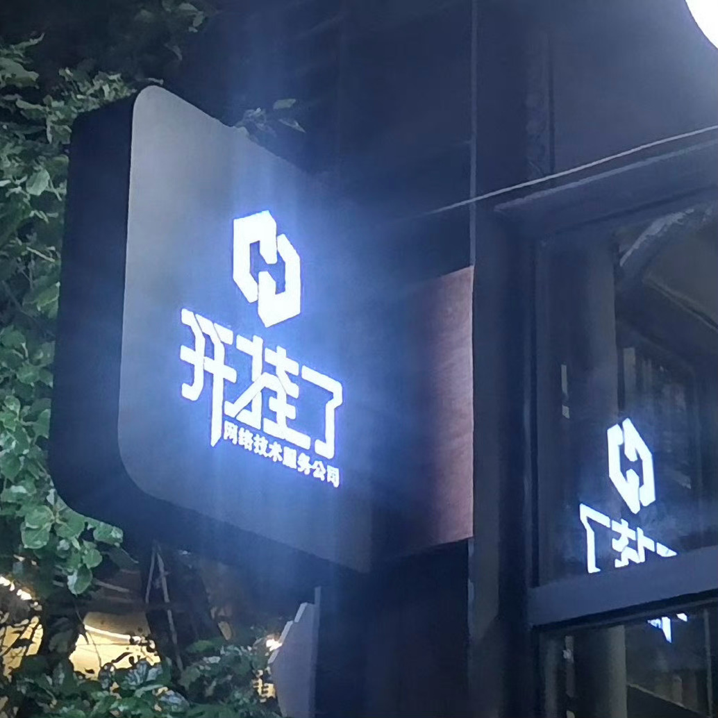 和李淇吵架了，摔门而出，在大街上走了好久也没看见李淇追过来，越想越委屈，委屈到哪