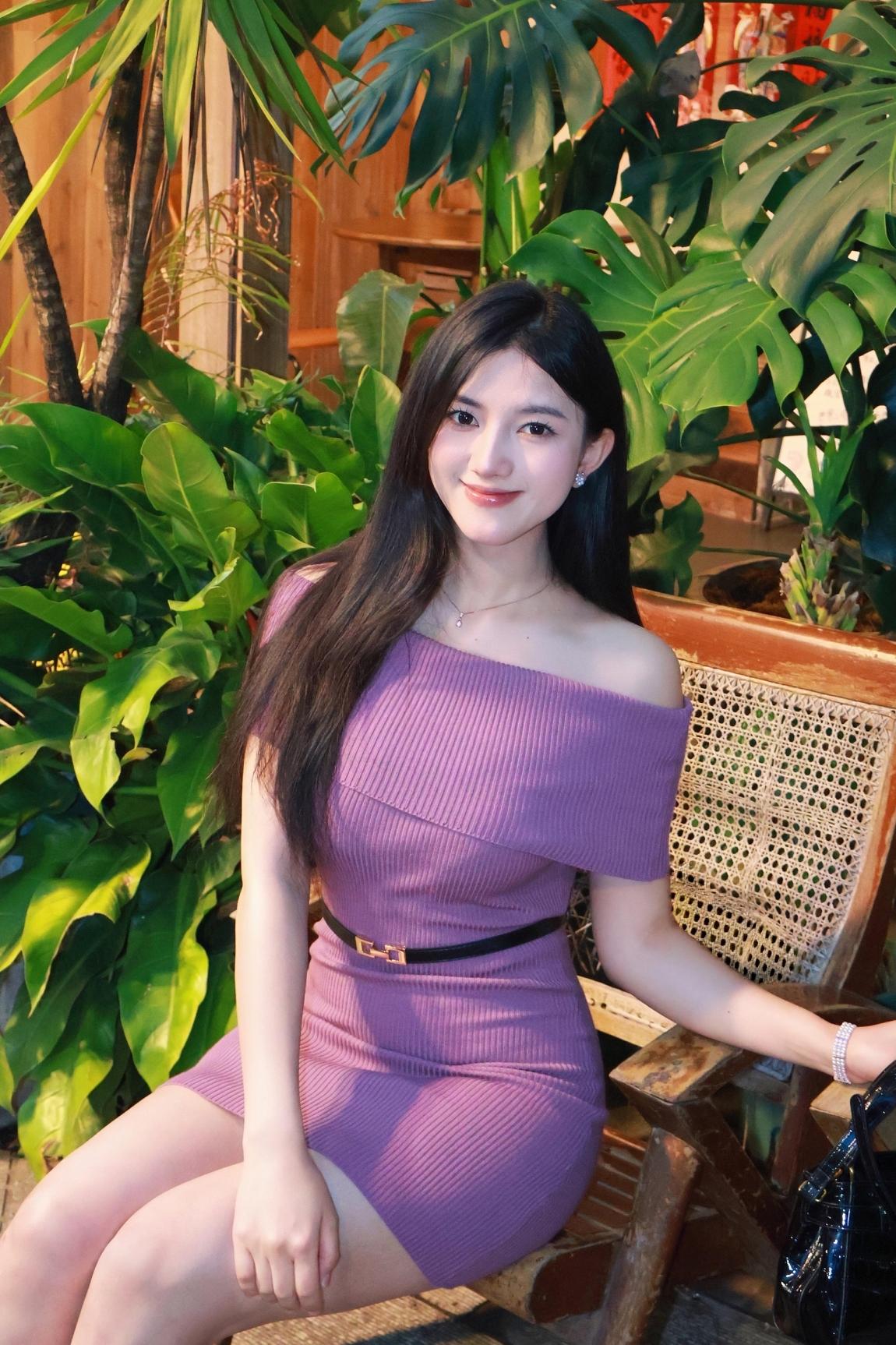 优雅紫裙，绿植相伴，自然之美