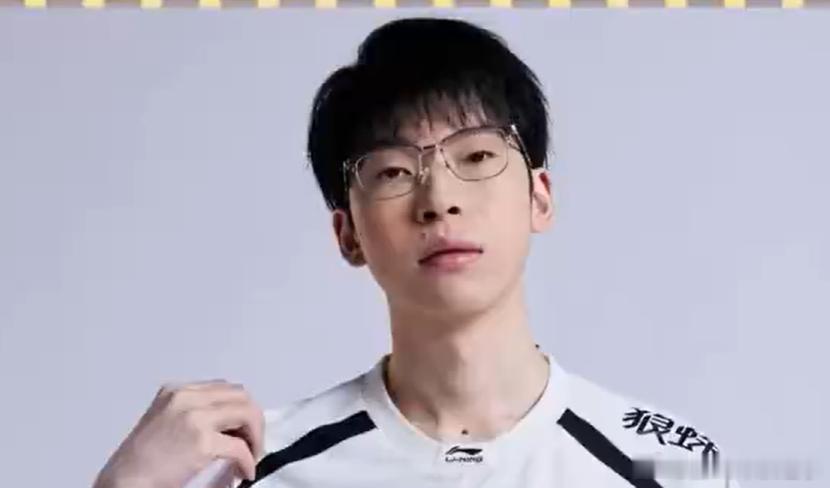 为啥喷hope？不是因为某一局由于队友导致站不出来，而是这个选手基本上什么局面都