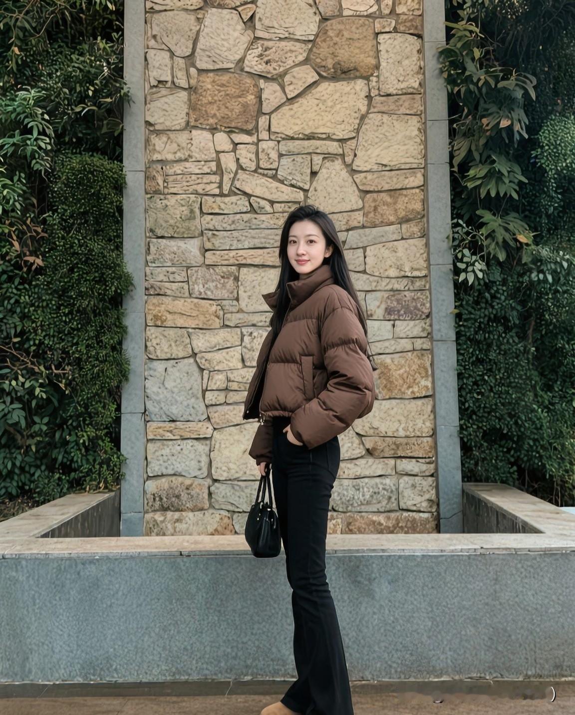 最美好的爱情，
或许真的无需太多华丽的辞藻。
它就像这样，
你在我一无所有时，