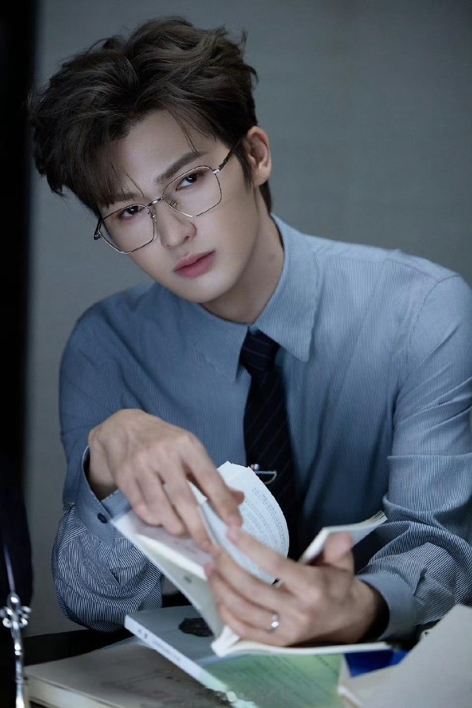 朱正廷上一秒男大下一秒男鬼 朱正廷在鄂尔多斯演唱会的舞台，宛如一场奇幻之旅！上一