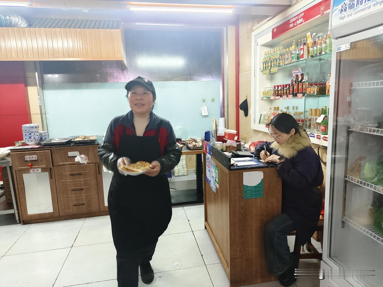 农村妇女丁粉玲：从打工妹到面馆老板，用真诚与坚守圆创业梦
 
在邓州市人民医院北